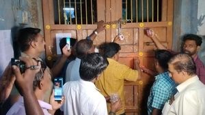  தலித்துகளுக்கு அனுமதி மறுப்பு:விழுப்புரம் போல கரூர் கோவிலுக்கு பூட்டு போட்டு அதிகாரிகள் அதிரடி!