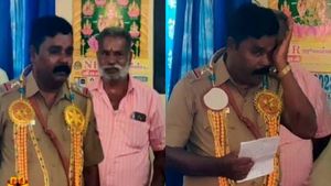 37 வருசம் சார்..பேசும் போதே குழந்தை போல் உடைந்து அழுத எஸ்ஐ.. சமாதானம் செய்த காவலர்கள் 