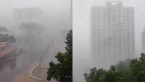 வெயிலூர் எப்போது புயலூரானது? வேலூர் விஐடியில் புழுதி பறக்கும் பேய்க்காற்றுடன் மழை.. வெதர்மேன் வீடியோ 