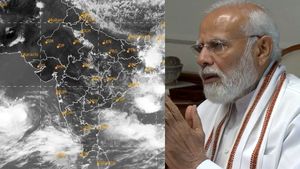  அரபிக் கடலில் பிபர்ஜோய் புயல் ருத்ரதாண்டவம்-  அதிகாரிகள், குஜராத் அரசுடன் பிரதமர் மோடி ஆலோசனை 