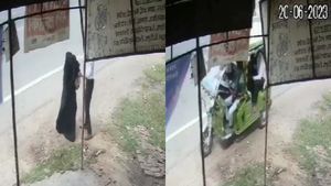 பட்டப்பகலில் செக்ஸ் டார்ச்சர்.. உபியில் ஹிஜாப் அணிந்த பெண் மீது கொடூர தாக்குதல் - ஆட்டோவில் கடத்தல் 