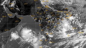 அதி தீவிர புயல் டூ சூப்பர் புயலாக மாறிய பைபர்ஜாய்.. கடலில் வலுவிழக்குமா.. எங்கே கரையை கடக்கும்? 