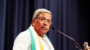நாங்களும் தருவோம்ல.. கர்நாடகா முதல்வர் சித்தராமையாவுக்கு பெரியார் செங்கோல் வழங்கும் தமிழ்நாடு அமைப்பு 