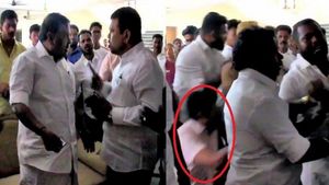 கலெக்டர் நெஞ்சை பிடித்து கீழே தள்ளி விட்டது இவர் தானாம்.. நவாஸ் கனி எம்.பியின் உதவியாளர் கைது! பரபர! 