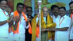 வேலூர் ‘சீட்’ இவருக்குதானாமே.. அமித் ஷாவுக்கு செங்கோல் + ஐஸ்.. அப்போ கன்பார்மா? பரபரக்கும் தகவல்கள்!