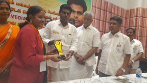 முதல்வர் பற்றி அவதூறு.. பாஜக ஆதரவாளர் உமா கார்கி அதிரடியாக கைது! நேற்றுதான் அண்ணாமலை பாராட்டினாராமே! 