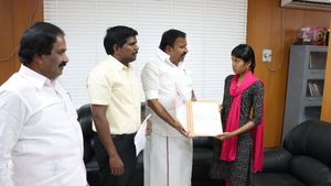 நம்ம காலேஜ்ல இந்த கோர்ஸ் இருக்குதான்னு கேளுப்பா! ஏழை மாணவிக்கு அமைச்சர் நேரு தந்த கல்விக் கொடை! 