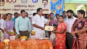 சட்டை பாக்கெட்டிலிருந்து கத்தையாக பணம்! கடைசியில் ரூ.1,000 மட்டும்! அமைச்சர் மூர்த்தி தந்த பரிசு! 