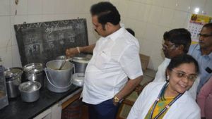 சுத்தமா சமைக்கணும்! சாம்பாரில் உப்பு இருக்கா? கையில் ஊற்றி ருசி பார்த்த கதிர் ஆனந்த் எம்.பி.! 