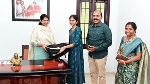 நேரில் அழைக்காத விஜய்! கையில் கொஞ்சம் பணம்! கருப்பு பையில் பெரியார் புத்தகம்! கரம் கொடுத்த கனிமொழி! 