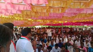 கரூர்:வீரணம்பட்டி கோவிலுக்கு சீல் - எதிர்ப்பு தெரிவித்து 2,000 பேர் கடவூர் தாசில்தார் ஆபீஸ் முற்றுகை 