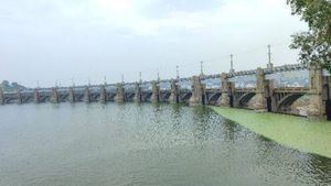 குறையும் மேட்டூர் அணை நீர் மட்டம்.. பருவமழை எப்போது?.. ஆடியில் பொங்கி வருமா காவிரி 