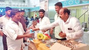 கல்யாண ரிசப்ஷன் தாம்பூல பையில் குவாட்டர் பாட்டில் கூடவே பிஸ்கட்..புதுச்சேரியில் உறவினர்கள் அதிர்ச்சி 
