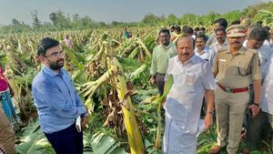 அமைச்சர் காரை மறித்த விவசாயிகள்! டூ விலரில் ஆய்வுக்கு பறந்த எம்.ஆர்.கே.பன்னீர்செல்வம்! ஒரே பரபரப்பு!