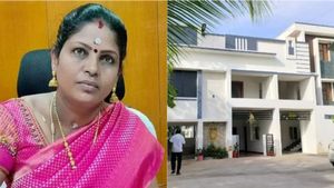 அத்திவரதர் திருவிழா நிதி மோசடி-திண்டுக்கல் டிரான்ஸ்பர் ஆன மாநகராட்சி ஆணையர் மகேஸ்வரி வீட்டில் ரெய்டு 