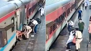 ஓடும் ரயிலில் ஏறி நொடியில் சரிந்த பெண் பயணி.. சட்டென கடவுளாக வந்த பெண் காவலர்.. நீங்களே பாருங்க 