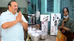 மாற்றுத்திறனாளி பத்மாவதியின் தன்னம்பிக்கை! இட்லி மாவு தயாரிக்க இயந்திரம் வாங்கி தந்த இனிகோ இருதயராஜ் 