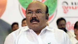 விரைவில் டெல்லி செல்லும் ஆளுநர்.. தமிழகத்தில் திமுக ஆட்சி கவிழும்.. கொளுத்தி போடும் அதிமுக மாஜி 