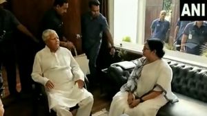 நெகிழ்ச்சி.. லாலு பிரசாத் யாதவ் காலில் விழுந்த மேற்கு வங்க முதல்வர் மம்தா பானர்ஜி 