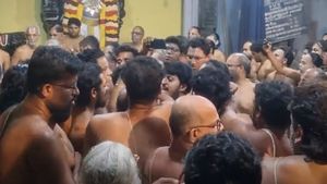 வடகலையா? தென்கலையா? சாமி முன்பே சண்டைபோட்ட அர்ச்சகர்கள்.. களேபரமான காஞ்சிபுரம் கோயில்