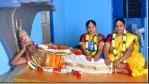 பாம்பு படுக்கை..மகாவிஷ்ணு வேஷம்..பக்கத்துல 2 பெண்கள்..போலி சாமியாரை தட்டி தூக்கிய செஞ்சி போலீஸ்
