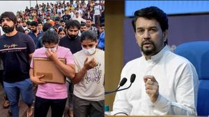  மத்திய அமைச்சர் அனுராக் தாக்கூருடன் பேச்சுவார்த்தை- மல்யுத்த வீரர்கள் போராட்டம் தற்காலிகமாக வாபஸ்!