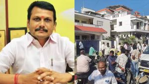 கரூரில் 8-வது நாளாக ஐடி ரெய்டு..வழக்கறிஞர் வீட்டில் 2 பெட்டிகளில் ஆவணங்கள்..அள்ளி சென்ற அதிகாரிகள் 