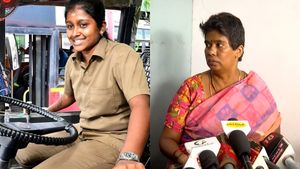 பஸ் டிரைவர் ஷர்மிளா திடீர் பணிநீக்கம்.. கனிமொழி வந்த போது என்ன நடந்தது? நடத்துநர் பரபர விளக்கம்