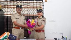 நெகிழ்ச்சி.. நிறைவேறிய கனவு.. தனது ஸ்டேஷனுக்கே எஸ்.ஐயான மகள்.. பூங்கொத்து கொடுத்து வரவேற்ற தந்தை 