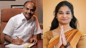  ரீ-என்ட்ரி கொடுத்த சேனாதிபதி மகள்: இளம் பெண் கவுன்சிலர் நிவேதா கோவை மாமன்ற உறுப்பினராக தொடர ஒப்புதல்