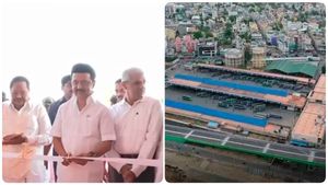 சேலத்தில் ‘டபுள் டக்கர்’ பேருந்து நிலையம்.. திறந்து வைத்தார் முதல்வர் ஸ்டாலின்! லிஃப்ட் கூட இருக்கே! 