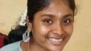 துணி காயப்போடுவதற்குள் துயரம்... கல்லூரியில் தெரியாமல் செய்த ஒரு விஷயம்..  திருப்பூரில் சோகம் 