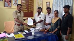 ஜாதி மாறி காதல் கல்யாணம் செய்தவர்கள் கோயிலில் வழிபட அனுமதி மறுப்பு.. விழாக்கள் அதிரடியாக ரத்து 