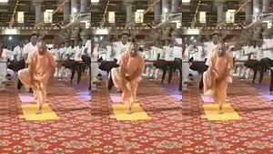 காலை மடக்கி! யோகா கூட செய்ய தெரியல.. பெயர் மட்டும் யோகி ஆதித்யநாத்! காங்கிரஸ் கலாய் - வீடியோ லீக்
