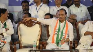  தேசியவாத காங்கிரஸ் கட்சி பெயர், சின்னத்துக்கு உரிமை கோரி தேர்தல் ஆணையத்திடம் அஜித்பவார் கோஷ்டி மனு!