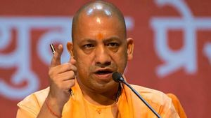 எல்லாமே மாறிடுச்சு.. யோகி அப்படி சவால் விட்டு பேசியதுமே.. மிரண்டு பார்த்த உ.பி போலீஸ் 