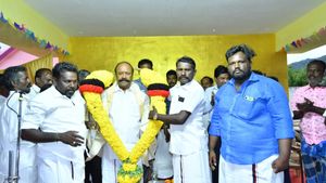 அங்கே இடிமுழங்குது கருப்பசாமி தங்க கலசம் மின்னுது! திமுக கூட்டத்தில் பக்திப்பாடல்! சாமி ஆடிய பெண்கள் 