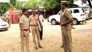 தனக்கு கீழ் பணியாற்றும் அதிகாரிகளை ‘டியர்’ என்றே அழைத்த டிஐஜி விஜயகுமார்.. இன்ஸ்பெக்டர் உருக்கம்! 