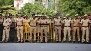 அட கொஞ்சம் சிரிங்க சார்.. போலீஸ் ஸ்டேஷனை கலகலப்பாக்கும் மகிழ்ச்சி அதிகாரிகள்! காவல்துறை புது முயற்சி 