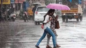 Chennai Rain : ஓவர் நைட்ல மாறிடுச்சே..சென்னை இரவை இடி மின்னலுடன் இதமாக்கிய மழை! ஜோராக பெய்திருக்கே 