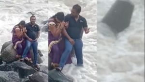 ‛மம்மி மம்மி’..  கரையில் கதறிய சிறுமி! மகள் கண்முன்னே கடல் அலையில் சிக்கி பலியான தாய்.. ஷாக் வீடியோ 