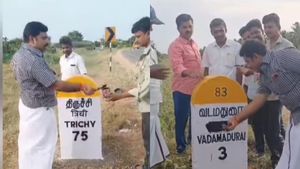 வடமதுரையில் நெடுஞ்சாலை மைல் கல்லில் இந்தி எழுத்துகளை தார்பூசி அழித்து திமுகவினர் போராட்டம்! 