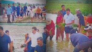 ‛எளிமை’.. அந்த சிரிப்பு இருக்கே! ஷூவை கழற்றி கையில் வைத்து சேற்றில் நடந்த ராகுல்! வியந்த விவசாயிகள் 