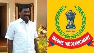ஆக்‌ஷன் 3! கரூரில் சல்லடை போடும் ஐடி அதிகாரிகள்! செந்தில் பாலாஜிக்கு நெருக்கமானோர் வீடுகளில் ரெய்டு!