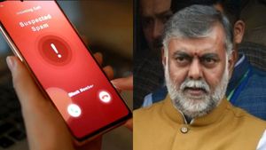வாட்ஸ்அப்பில் வந்த வீடியோகால்! எடுத்ததுமே ஓடிய ஆபாசபடம்.. அலறிய மத்திய அமைச்சர் பிரகலாத் சிங் 