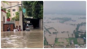  டெல்லியை திணறடிக்கும் வெள்ளம்.. வீடுகளுக்குள் முடங்கிய மக்கள்.. ஆக்ரோஷம் அடைந்த யமுனை நதி! 