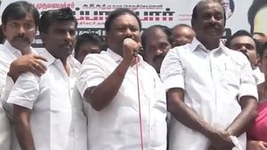 அய்யய்யோ.. வார்த்தை தப்பா வந்துருச்சு.. பதறிய திண்டுக்கல் சீனிவாசன்.. பல்லைக் கடித்த மாஜி எம்.எல்.ஏ!