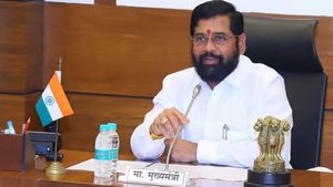 நொடிக்கு நொடி “டுவிஸ்ட்”.. மகா CM ஏக்நாத் ஷிண்டே ராஜினாமாவா? திடீர் மீட்டிங் ஏன்? அமைச்சர்கள் ஆவேசம்