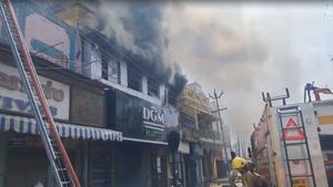மதுரை மீனாட்சி அம்மன் கோவில் அருகே பயங்கர தீ.. பிளாஸ்டிக் கடையில் இருந்து கிளம்பிய கரும்புகை! பரபர!