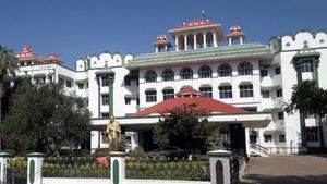 தமிழக மகளிர் காவல் நிலையங்கள், கட்டப்பஞ்சாயத்து நடக்கும் இடமாக மாறிவிட்டது- ஹைகோர்ட் கடும் விமர்சனம்